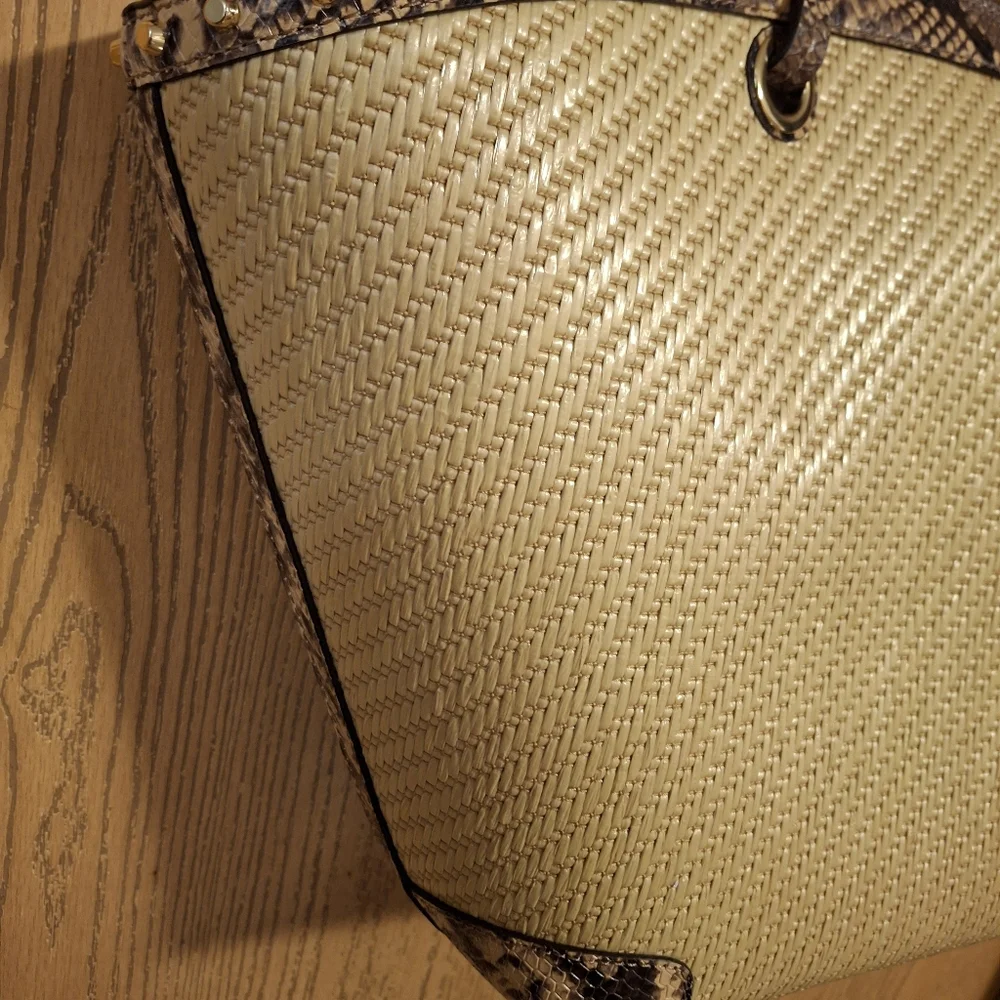 Michael Kors Izzy Meduim Fan Straw Tote - Picture 6 of 16